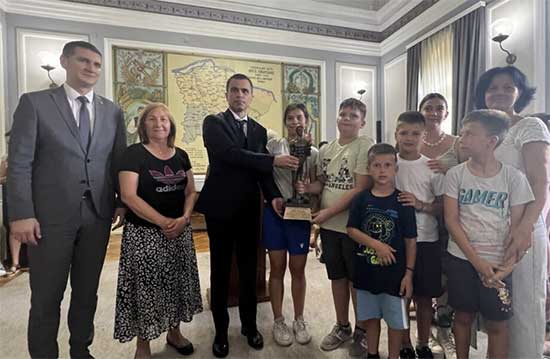 Вршилац дужности министра просвете Ђорђе Милићевић обишао је данас децу из дијаспоре која бораве у „Кампу Пожаревац 2023“